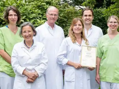 Freuen sich &uuml;ber die Auszeichnung: Jill Hempel (von links),  Dr. Heide Hengem&uuml;hle, PD Dr. Stephan L&uuml;ders, Dr. Katrin Gadow, Prof. Dr. Johan Lorenzen, Melanie Kettmann, Janine Marks.