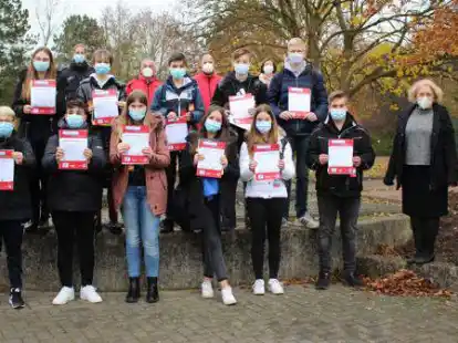Die neuen Schulbusbegleiter aus der 8. Klasse des Gymnasiums Brake erhielten ihre Ausweise und Urkunden.