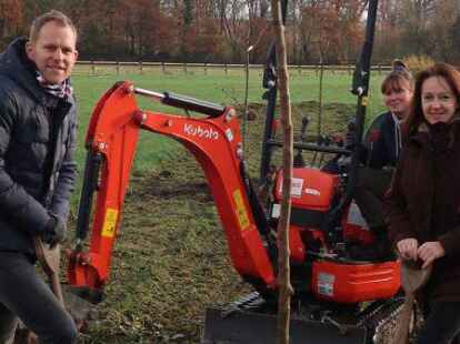 Pflanzten die ersten B&auml;ume: (von links) Hendrik L&uuml;&uuml;rs (EWE Netz), Jasmin Stahl (Thoms Meyer Gartengestaltung) und Manuela Sch&ouml;ne (Klimaschutzmanagerin)
