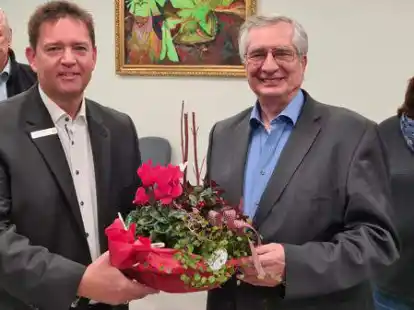 Butjadingens B&uuml;rgermeister Axel Linneweber begr&uuml;&szlig;t Dr. Knut Mittelst&auml;dt. Er ist ab sofort als Frauenarzt in Tossens t&auml;tig. Dr. Robert Ceskel (links) vom MVZ-Nordenham und die medizinische Fachangestellte Susanne K&uuml;pker freuen sich ebenfalls &uuml;ber die Niederlassung des Mediziners.