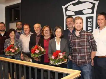 Auf dem Bild sind die Geehrten mit Ehefrauen und Vorstandsmitglieder zu sehen (v.l.): Markus Alberding, Dini Holtmann, Tobias Pohlabeln, Willi Holtmann, Hermann und Edeltraud Rolfes, Hildegard und Dietmar Reiners, Niklas Pohlabeln und Frank Kleemann