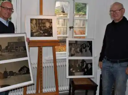 Historische Aufnahmen aus Wiefelstede: Ingo Hellbusch (l.) hat sie zusammengestellt. Eckard Klages, Vorsitzender des Museumsvereins, hat die Schau organisiert.