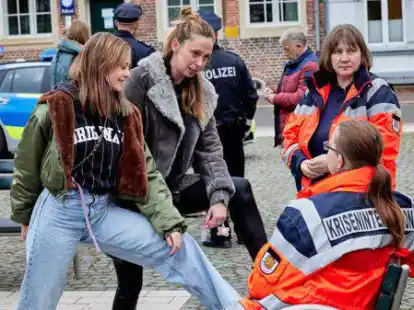 Noch bis Ende der n&auml;chsten Woche wird in Norden und Norddeich gedreht, dann sind die beiden Ostfrieslandkrimis &bdquo;Ostfriesenfeuer&ldquo; und &bdquo;Ostfriesenmoor&ldquo; im Kasten &ndash; schon jetzt wird die Zahl der Komparsen jedoch deutlich reduziert.