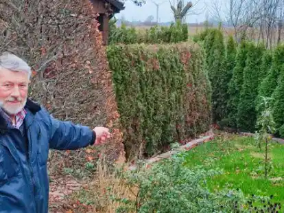 Dort an der Hecke hatte es sich der Fuchs gem&uuml;tlich gemacht, wei&szlig; Ewald Eeten aus Campen.