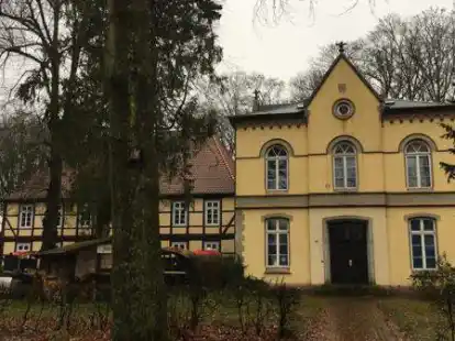 F&uuml;r das fr&uuml;here Amtsgericht an der &bdquo;Herrlichkeit&ldquo; in Wildeshausen gibt es eine dritte Bieterrunde. Links daneben im Hintergrund befindet sich das Restaurant &bdquo;Altes Amtshaus&ldquo;.