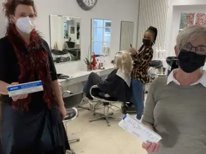 &Auml;rgern sich &uuml;ber die 2G-plus-Regelung f&uuml;r Friseursalons in Niedersachsen: Sonja Fischer aus Neuenburg (links) und Elke Hofdmann aus Zetel mit den rar gewordenen Selbsttests.