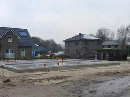 Sage w&auml;chst: 20 Baupl&auml;tze gibt es im Neubaugebiet &bdquo;S&uuml;dlich Heideweg&ldquo;. Die ersten Bewohner sind schon in ihre H&auml;user eingezogen. Eine Grundversorgung f&uuml;r die B&uuml;rger gibt es aber nicht.