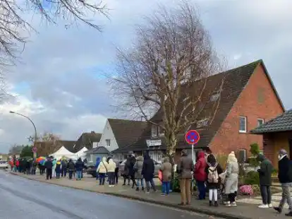 Dr. Silke Monatz und ihr Team haben am vergangenen Mittwoch 199 Menschen in Burhave gegen das Coronavirus geimpft. Butjadingens B&uuml;rgermeister Axel Linneweber half beim Verkauf von Getr&auml;nken und Speisen f&uuml;r einen guten Zweck.