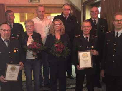Ehrung f&uuml;r 50 Jahre: (vorne von rechts) Gerd Diekena, Manfred Bleeker, Jakobine Bleeker, Brigitte Klaa&szlig;en, Hermann Klaa&szlig;en (hinten): Jan Gerhard Diekena, Ralf Ackmann, Uwe Redenius, Michael Engelbarts - Bremer.