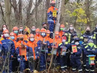 Die selbst angefertigten Nistk&auml;sten haben die Kinder und Jugendlichen der Nordenhamer Feuerwehr jetzt im Stadtwald aufgeh&auml;ngt.