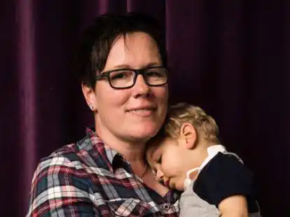 Gibt Kindern mit Handicap ein Zuhause: Kerstin Held mit Jonathan auf dem Arm.