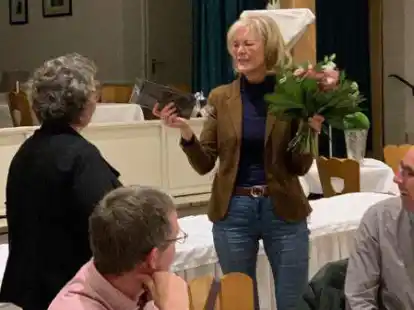 Ortsvereinsvorsitzende Alke Kruse (links) bedankt sich bei der langj&auml;hrigen Schriftf&uuml;hrerin Birgit Dannemann-Punke f&uuml;r die Vorstandsarbeit.