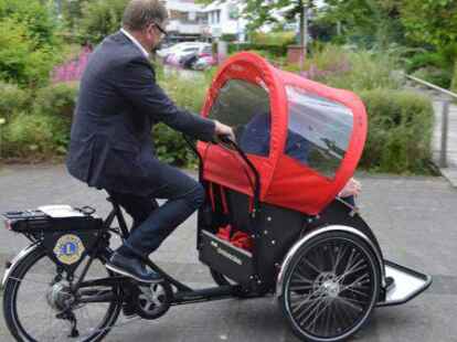Dr. Wolfgang Wiese f&auml;hrt Probe mit einer Rikscha. Auch das Pius-Stift will eine Rikscha anschaffen.