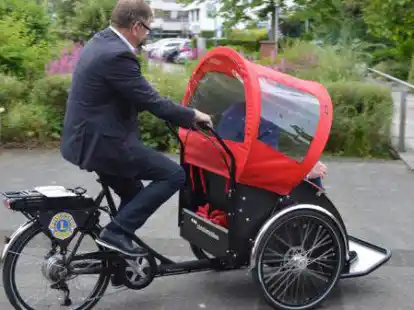 Dr. Wolfgang Wiese f&auml;hrt Probe mit einer Rikscha. Auch das Pius-Stift will eine Rikscha anschaffen.