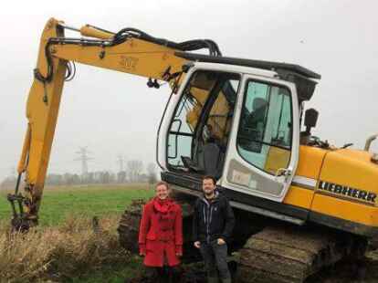 Dr. Ilka Strubelt und Thomas Lin&szlig;  von der Naturschutzstiftung begleiten die Baggerarbeiten in den Driefeler Wiesen.