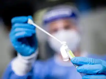 Testen, testen, testen: Mit der 2G-plus-Regel in vielen Bereichen des &ouml;ffentlichen Lebens geh&ouml;ren Corona-Tests auch f&uuml;r viele Geimpfte und Genesene zum Alltag.