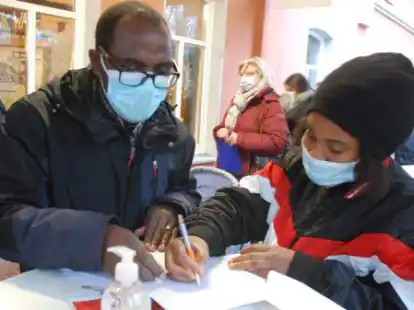 Die Impfaktion nahmen auch zahlreiche Migranten und Fl&uuml;chtlinge an.