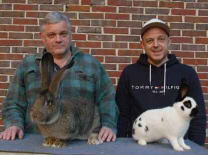 Joachim Hoffmann (links) und sein Sohn Thomas mit ihren Kaninchen.