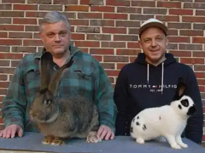 Joachim Hoffmann (links) und sein Sohn Thomas mit ihren Kaninchen.