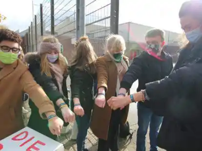 Ausgezeichnet: F&uuml;r die Aktion &bdquo;Gesicht zeigen &ndash; Stimme erheben&ldquo; hat das Gymnasium Bad Zwischenahn-Edewecht den Zivilcouragepreis erhalten.