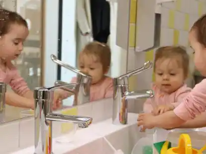 Wasserspa&szlig; in der Krippe der Kita Hannah Arendt: Hier findet am 14. Januar ein Tag der offenen T&uuml;r statt.