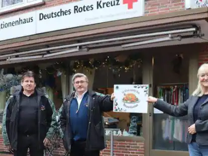 Henry Weiland (Vorsitzender Sch&uuml;tzenverein, von links) und Andreas Reige (2. Vorsitzender) &uuml;bergaben f&uuml;r den Sch&uuml;tzenverein Altona die Spende an Sandra Scholz (Leitung Mehrgenerationenhaus).