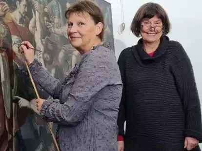Mit neuen Pinselstrichen Altes wieder aufleben lassen: Die Dresdener Restauratorinnen Uta Matauschek (v.l.) und Sybille Kreft.