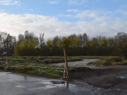 Wo im vergangenen Jahr noch Runden gedreht wurden, ist jetzt der Bagger im Einsatz: Die Au&szlig;en-Kartbahn in Ramsloh wird abgerissen.