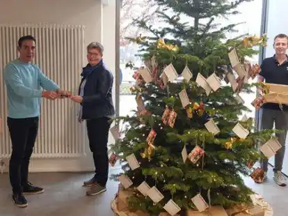 Noch ist Zeit f&uuml;r W&uuml;nsche: Am vergangenen Mittwoch startete die Edewechter Wunschbaumaktion, noch bis zum 8. Dezember k&ouml;nnen Karten abgepfl&uuml;ckt werden.