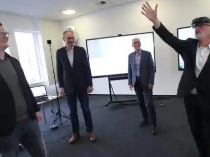 Veit Eveslage (von links), Thorsten Jan&szlig;en, Andreas G&ouml;gel und Rainer Holtz (mit AR-Brille) stellten das gemeinsame Zukunftsprojekt