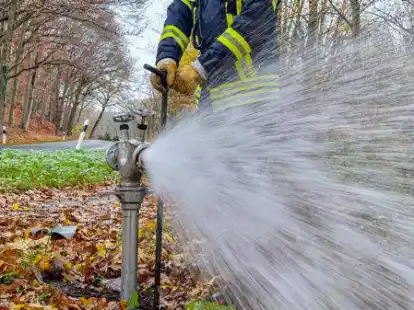 Die Feuerwehr hat Hydranten winterfest gemacht.