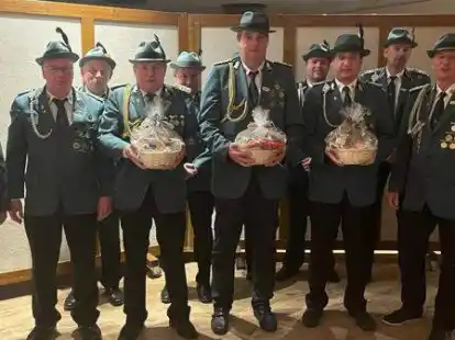 Der Vorstand des Sch&uuml;tzenverein Hilkenbrook (von links): Theo Geben, Clemens Einhaus, Hubert Haskamp, Johannes Pohlabeln, Bernd Schlangen, Helmut M&ouml;ring, Michael H&uuml;ninghake, Christian Kaiser, Reinhard Helmer, Reiner Wempe und Markus Bl&ouml;mer