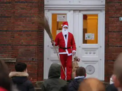 An der Grundschule Elsfleth war am Dienstag der Nikolaus zu Besuch. Die Kinder erwarteten ihn auf dem Schulhof.