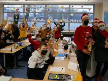 Mitglieder des F&ouml;rdervereins der HRS Saterland verteilten am Nikolaustag Stutenkerle an die Sch&uuml;lerinnen und Sch&uuml;ler.