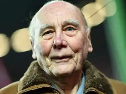 Horst Eckel, Mitglied der Weltmeister-Mannschaft von 1954, steht im Stadion. Bild: dpa