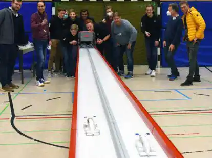 Katapultstart mit selbstgefertigten Boliden &ndash; f&uuml;rs Bild mal kurz ohne Maske: In der Turnhalle der Liebfrauenschule werden auch Rennen gefahren, ein Teil der Begabtenf&ouml;rderung des katholischen Gymnasiums im MINT-Bereich.