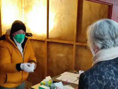 Aufkl&auml;ren und Tests &uuml;berwachen: Svenja Mennenga (links) ist Krankenschwester, selber testet sie nicht, aber sie passt sehr genau auf, dass die Tests ordnungsgem&auml;&szlig; durchgef&uuml;hrt werden.