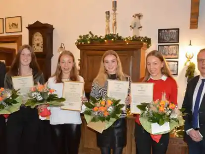 B&uuml;rgermeister Michael Kramer (links) und Ratsvorsitzender Dirk Rode-B&ouml;ckmann (rechts) ehren die erfolgreichen Sportlerinnen Pia Busse (von links), Carolin Hinrichs, Pia Albers und Sophie Hinrichs.
