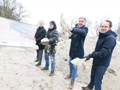 Mit dem symbolischen ersten Spatenstich starteten (von links) Stefan K&ouml;nner, Gerhard Wessels, J&uuml;rgen Krogmann und Architekt Malte Selugga das Bauvorhaben f&uuml;r das Inklusionsprojekt Oldenburger Objektbetreuung (im Hintergrund ist eine Visualisierung zu sehen).