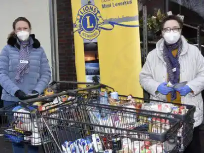 Standen nicht umsonst in der K&auml;lte: Kerstin Flaack und Renate Detje (von links) ermunterten Kunden des Edeka-Markts zum &bdquo;Dienst am N&auml;chsten.&ldquo;