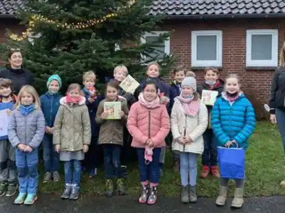 Die Klasse 3 der Grundschule Lienen nahm mit Klassenlehrerin Frau Himmerlich (links) am Wettbewerb teil. Anna-Theresa Max von der NAJU Elsfleth &uuml;berreichte die Preise.
