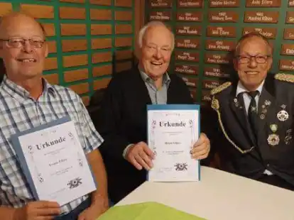 Geehrt (v.li.): Frank Eilers ist seit 50 Jahren Mitglied im Sch&uuml;tzenverein Ekern, Heinz Eilers sogar seit 70 Jahren. Gl&uuml;ckw&uuml;nsche gab es vom Vorsitzenden Uwe Kirstein.