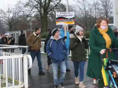 Demonstration im Bar&szlig;el Hafen: Am Sonntag nahmen rund 250 Teilnehmende am &bdquo;Spaziergang f&uuml;r das Grundgesetz&ldquo; teil.