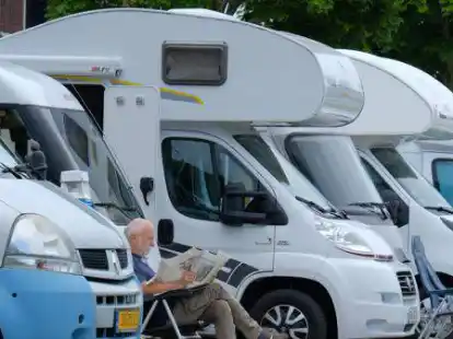 Wohnmobil an Wohnmobil: In der Gemeinde Krummh&ouml;rn hat der Camper-Andrang in den vergangenen beiden Jahren f&uuml;r Turbulenzen auf den Stra&szlig;en gesorgt.