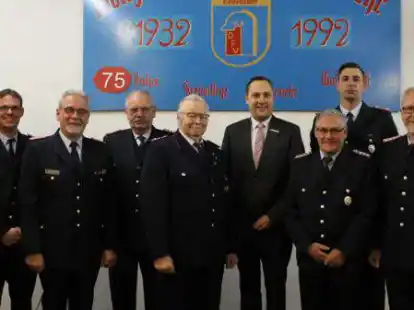 Ehrungen langj&auml;hriger Mitglieder bei der Feuerwehr Godensholt: von links Ortsbrandmeister S&ouml;nke B&ouml;lts, der stellvertretende Kreisbrandmeister J&uuml;rgen Scheel, die Jubilare Friedrich Gertje und Hermann Tammen, B&uuml;rgermeister Matthias Huber, die Jubilare Erwin Wittpahl und Frerich Brands sowie Gemeindebrandmeister Hartmut Bollen.
