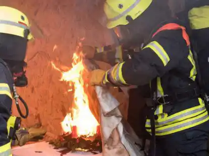 Einsatz in der Adventszeit: Szenen wie auf diesem Symbolbild spielen sich in diesen Tagen h&auml;ufiger ab. In Rastede entstanden bei einem Brand jetzt 50.000 Euro Schaden.