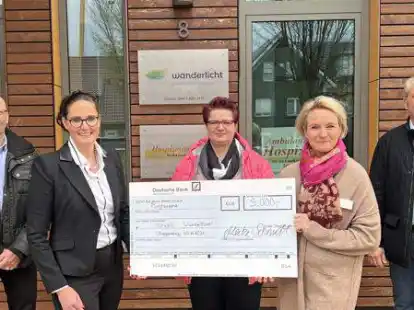 Gro&szlig;e Freude bei der Spenden&uuml;bergabe an das Hospiz Wanderlicht: Ulrich und Meike Schmidt (von links), Carmen Deters, Heike B&uuml;ssing, Walter Sprock