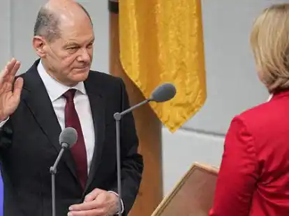 Olaf Scholz (SPD) legt den Amtseid ab.