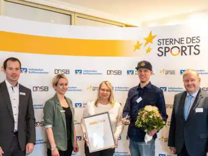 Thomas Ahaus (von links) und Christina Zschech sowie Werner Fredehorst (rechts) gratulierten Sven Hansen und Petra Bohlen und Sven Hansen vom Verein Backyard zum 3. Platz bei Sterne des Sports auf der Silber-Ebene.