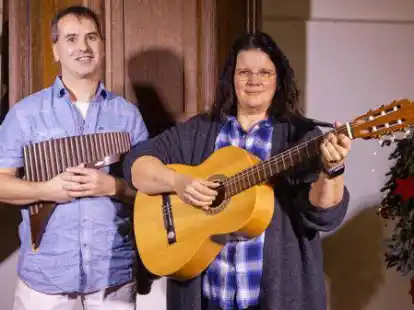 &Ouml;ffnen das dritte T&uuml;rchen im Emden.TV-Adventskalender: Torsten und Petra Burmester.